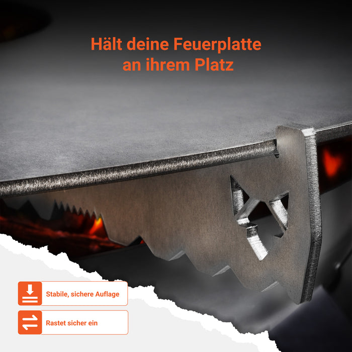 Detailaufnahme der FENNEK verstellbaren Auflageleiste für Feuerplatten zeigt , dass sie sicher auf dem Rand einrastet und dass die Feuerplatte vom Halter fixiert wird und dadurch nicht mehr verrutschen kann. Sie bietet der Feuerplatte selbst bei im extrem heißen Zustand jederzeit einen sicheren und festen Halt.