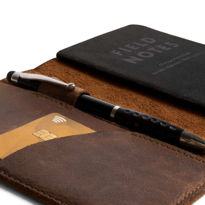 Close-up of the Field Notes Carrier's interior, showing the card pocket and pen holder by Leather Worx. This Field Notes Cover is designed as a Leather Notebook Cover 3.5 x 5.5 in. for practical use. A handy companion for travelers, it is made from premium full grain leather, emphasizing artisan quality and small batch production techniques, crafted in La Antigua Guatemala.
