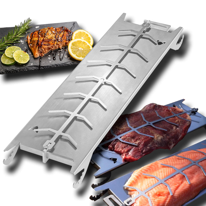 Freisteller vom FENNEK Flammlachshalter, links dahinter sieht man einen fertigen Flammlachs, welcher auf einer Schieferplatte serviert wird. Rechts unten im Bild sieht man zwei Flammlachshalter, einmal mit einem Stück Fleisch und einmal mit Lachs.