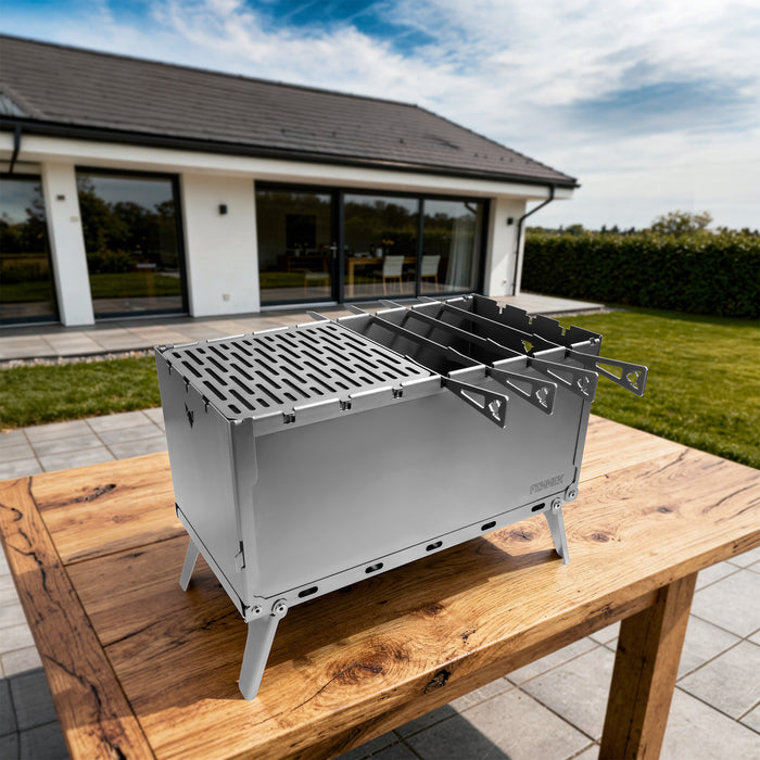 FENNEK Mangal Schaschlik-Grill mit Grillrost und Spießen, mit belebten Hintergrund