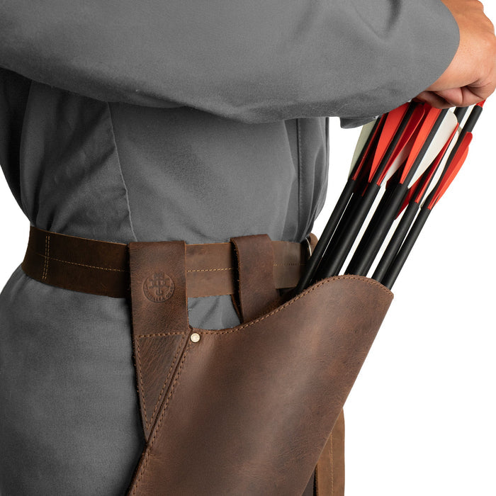 Valhalla Gear Hip Quiver in use, demonstrating functionality as a full grain leather quiver. This Leather Hip Quiver for Arrows is perfect for anyone needing a reliable Hunting Quiver Arrow Holder or Archery Quivers Holder. It stands out as the best compound bow arrow quiver for recurve bows and back quivers, made artisanally in La Antigua Guatemala incorporating hand cut, hand sewn, fire branded techniques.