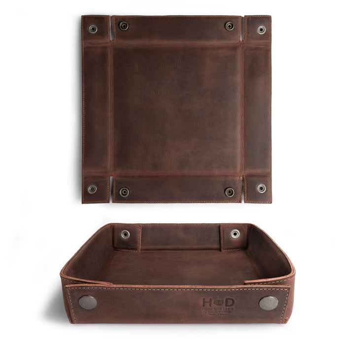 Hide & Drink Jumbo Tray in full grain leather, featuring a rugged design for organizing small items like change and jewelry. This catchall tray combines easy access with durable materials, reflecting artisan craftsmanship from La Antigua Guatemala.