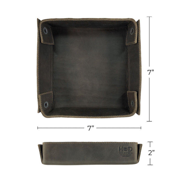 Hide & Drink Jumbo Tray, a timeless catchall crafted from high-quality full grain leather for organizing everyday essentials like keys and jewelry. This artisan product highlights skilled craftsmanship from La Antigua Guatemala.