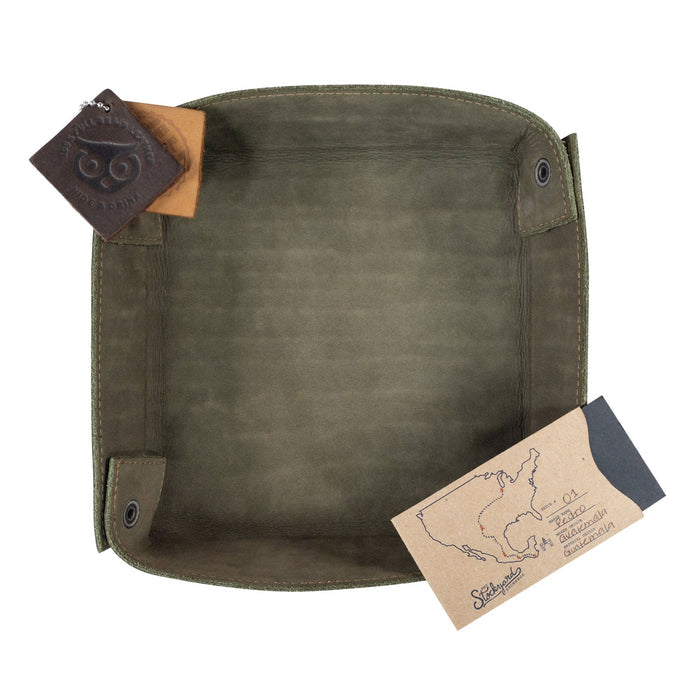 Hide & Drink Jumbo Tray, featuring a stylish vintage design made from durable full grain leather, perfect for easy access to small items like coins and gadgets. Handmade in La Antigua Guatemala with artisan techniques.