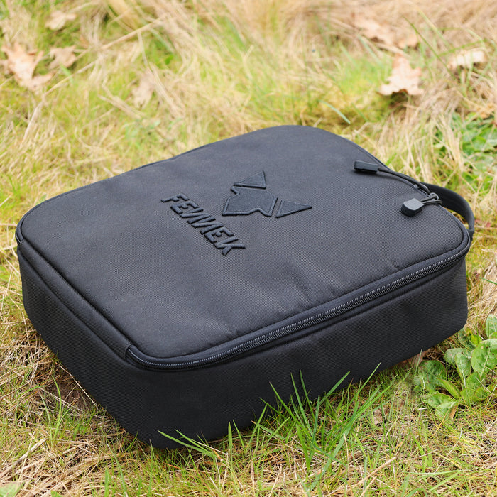 Die FENNEK Kühltasche liegt auf einer Wiese.