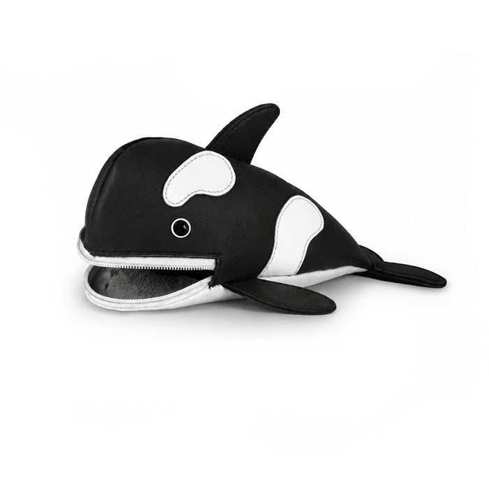 The Orca Pencil Pouch from Hide & Play showcases a charming orca design, made from premium Full Grain Leather. This functional storage solution serves as a perfect pen case and a delightful desk organizer, emphasizing artisan craftsmanship from La Antigua Guatemala & Oaxaca Mexico.