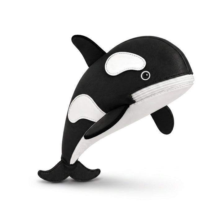 Featuring an orca shape, the Orca Pencil Pouch by Hide & Play is a stylish accessory made from resilient Full Grain Leather. Ideal for organizing pens and markers, this handmade pen case exemplifies artisan quality, handcrafted in La Antigua Guatemala & Oaxaca Mexico.
