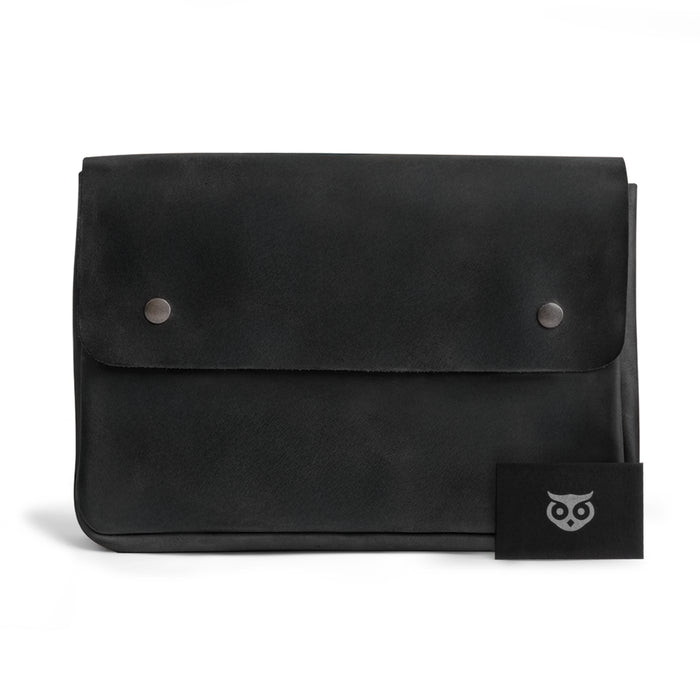 Hide & Drink's Vintage Folder Holder captured beautifully, showcasing its rich Handmade Leather finish. This Document Holder incorporates vintage envelope design and is expertly crafted from Full Grain Leather, reflecting the dedication to Small Batch Production from La Antigua Guatemala & Oaxaca Mexico.