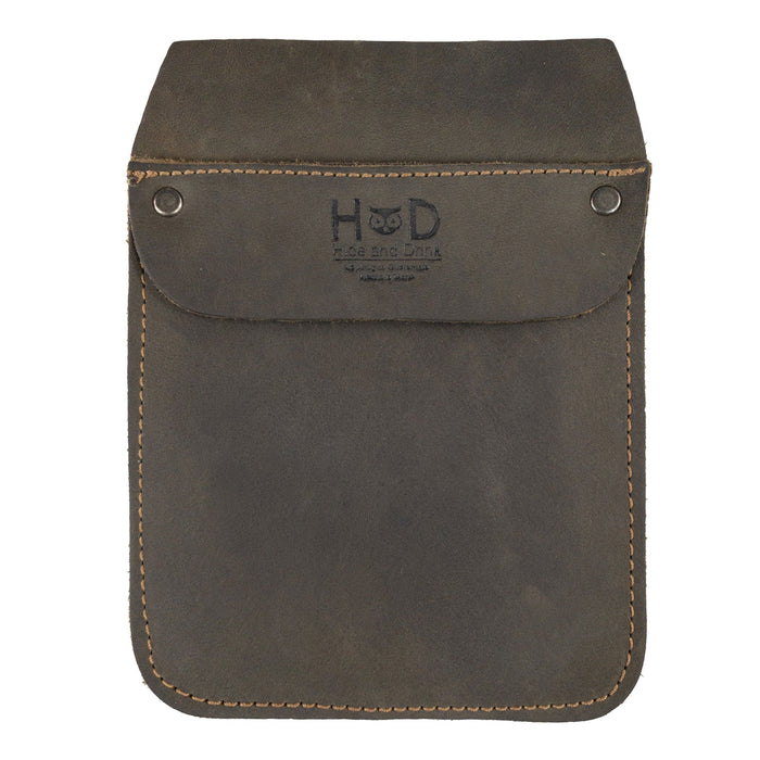 Hide & Drink Leather Work Pocket, highlighting its practical dimensions and stylish features. Made from superior materials, this Leather Work Pocket is perfect for storing tools and pens neatly.