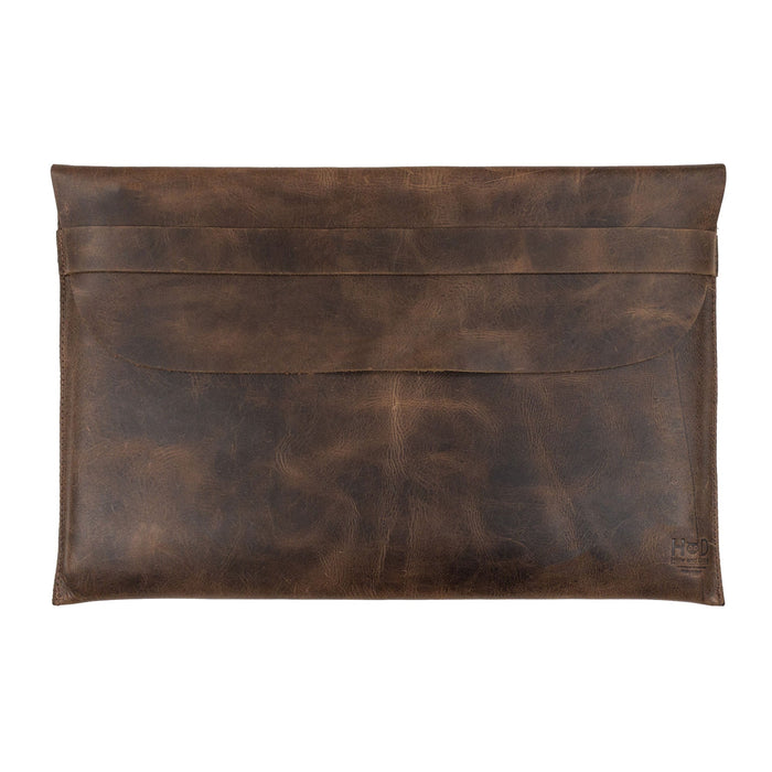 Front view of the MacBook Slim Case from Hide & Drink, crafted from durable full grain leather. Ideal for MacBook Air/Pro 13 Inch with M1 Chip, it combines rustic elegance with artisan craftsmanship, including hand cut and hand sewn elements, made with love in La Antigua Guatemala.