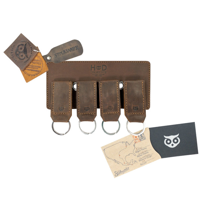 Presentation of the Magnetic Keychain Holder by Hide & Drink with included branding and accessories, highlighting its appeal as a gift. This full grain leather key organizer is a handmade item that brings artisanal craftsmanship to your everyday essentials, made in La Antigua Guatemala & Oaxaca Mexico.