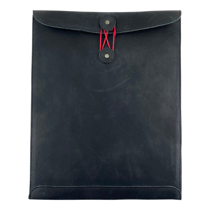 Simple yet elegant Mailing Envelope Folder from Hide & Drink, perfect for organizing documents. This Mailing Envelope Document Holder features a professional design made from Full Grain Leather, reflecting artisan craftsmanship and small batch production from La Antigua Guatemala.