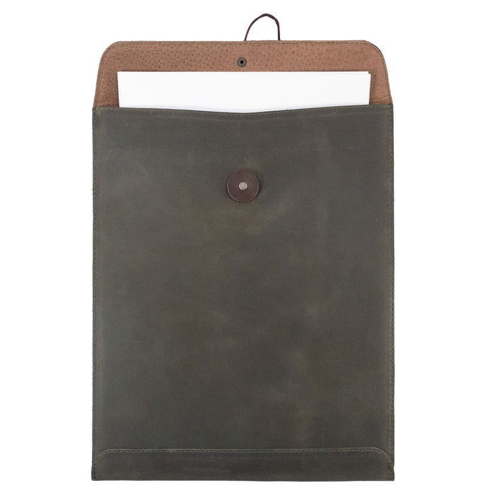 Chic Mailing Envelope Folder by Hide & Drink, ideal for stylish organization of documents. This Mailing Envelope Document Holder is crafted from high-quality Full Grain Leather in La Antigua Guatemala, combining functionality with aesthetic appeal.