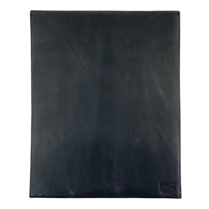 Clean design of the Mailing Envelope Folder by Hide & Drink, crafted to carry documents securely and stylishly. This Mailing Envelope Document Holder is an ideal Attache made from Full Grain Leather, showcasing the quality of artisan craftsmanship from La Antigua Guatemala.