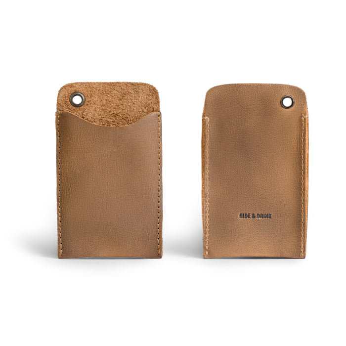 A close-up of Hide & Drink's Multitool Pocket Sleeve EDC in brown leather, designed for durability and style. This small tool organizer is handcrafted and fire branded, showcasing the high-quality craftsmanship from La Antigua Guatemala.