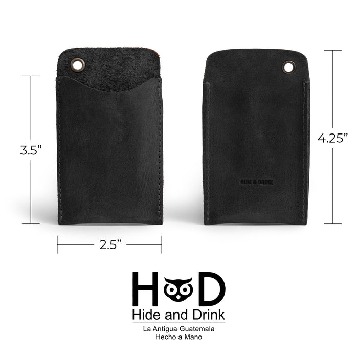 Hide & Drink's Multitool Pocket Sleeve EDC, demonstrating its utility with multitools inside, crafted from black full grain leather. This product is a perfect example of artisan craftsmanship from La Antigua Guatemala, made with passion and precision.