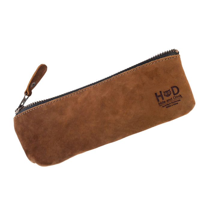 Stylish view of Hide & Drink's Pencil Pouch, a rectangular pencil case in full grain leather. Perfect as a pen & marker pouch for men and women, this flat zippered holder is elegantly designed. Handmade in La Antigua Guatemala & Oaxaca Mexico, it reflects artisan craftsmanship and small batch production.