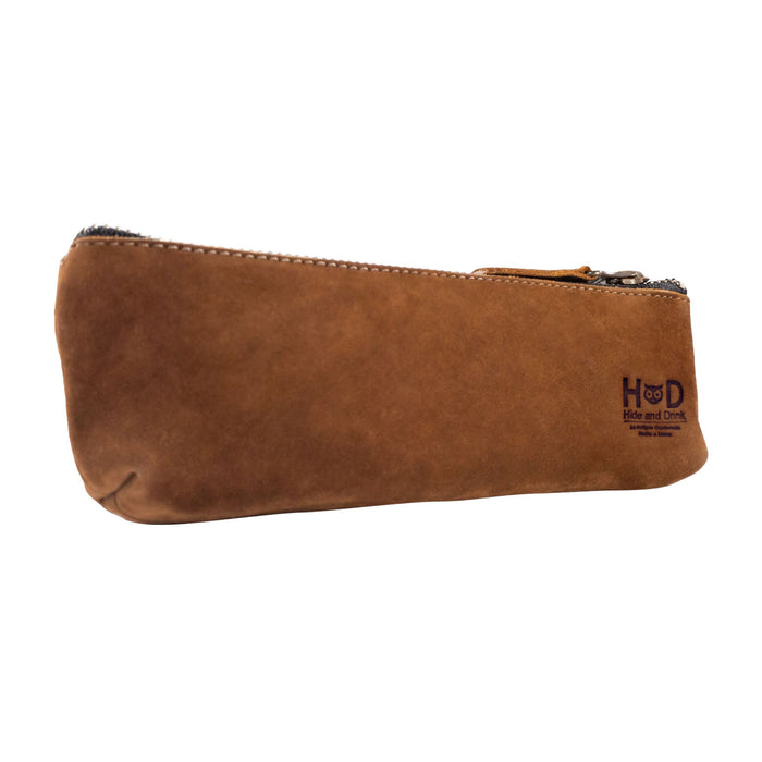 Side profile of Hide & Drink’s Pencil Pouch made from full grain leather. This rectangular pencil case serves as a pen & marker pouch for men and women, featuring a practical flat zippered holder design. Artisan-made in La Antigua Guatemala & Oaxaca Mexico, showcasing the hallmark of small batch production.