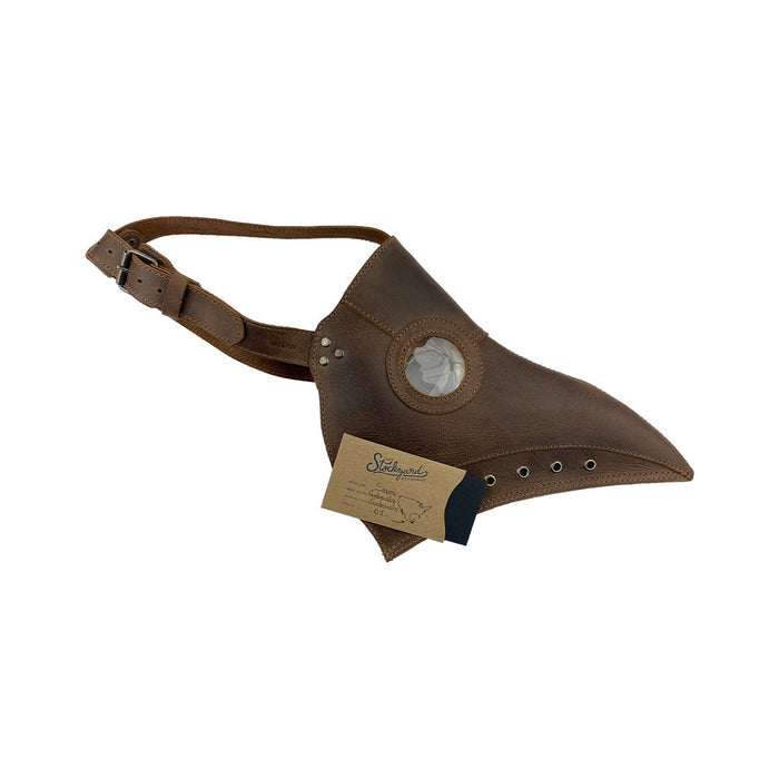 Beautiful packaging of the Plague Mask for Cosplay by Hide & Play, showcasing its quality. This artisan, adjustable mask is made of full grain leather, ideal for costumes, Halloween, and any performance, handcrafted in Guatemala.