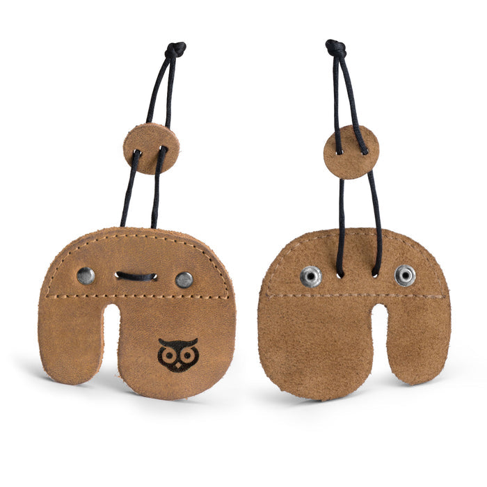 Right Handed Archery Finger Protector from Hide & Drink displayed in a stylish, handcrafted design. This Archery Finger Tab is made of quality Full Grain Leather, perfect for protecting fingers during shooting practice with recurve bows. A part of the handmade tradition in La Antigua Guatemala & Oaxaca Mexico, it reflects Small Batch Production, Hand Cut, Hand Sewn craftsmanship, and an artisan touch.
