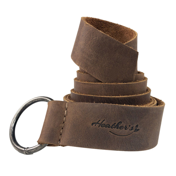 Detailed view of Heather's Ring Belt for Women made from full grain leather, showcasing its quality and craftsmanship. This no buckle waist belt is a fashionable and adjustable accessory for everyday wear. Ring Belt for Women, No Buckle Waist Belt, Fashion, Adjustable, Full Grain Leather, Handmade Waist Accessory, Small Batch Production, Hand Cut, Hand Sewn, Fire Branded, Artisan, Handmade in La Antigua Guatemala & Oaxaca Mexico.
