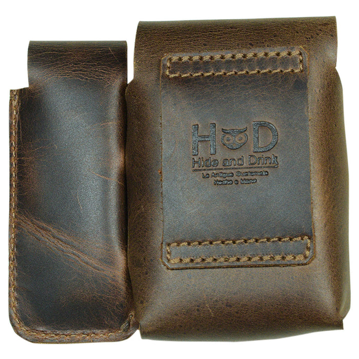 Rivet Cigarette Case by Hide & Drink, highlighting the back side with a unique logo and elegant leather finish. This practical piece acts as a Tobacco Case, perfect for smoking accessories. Stunningly crafted from Full Grain Leather in small batch production, handmade in La Antigua Guatemala & Oaxaca Mexico.