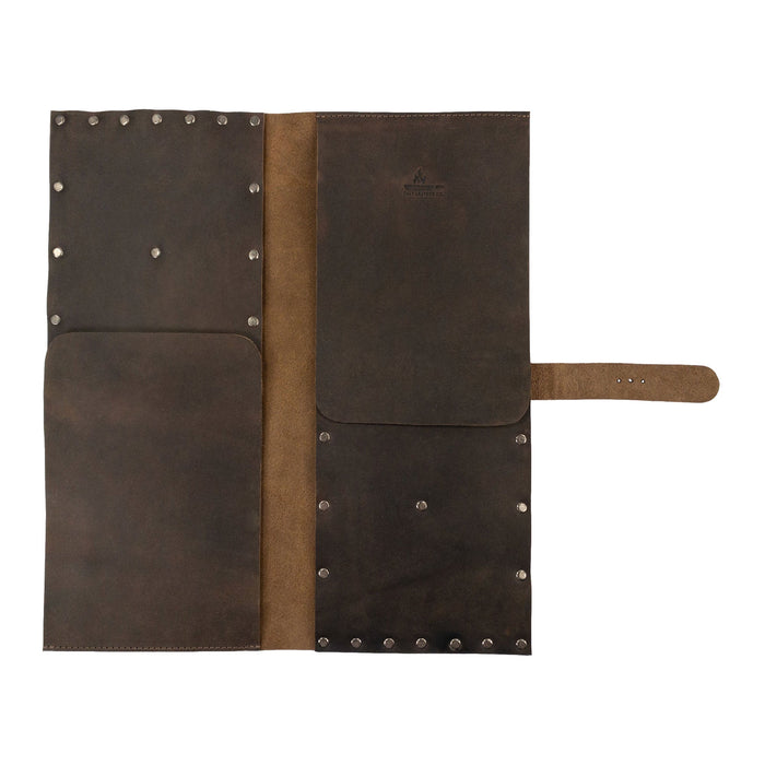 Riveted Chef Knife Case by Cast Leather Co., presented in a sleek design highlighting the durable full grain leather. This chef knife case is perfect for organizing kitchen tools and culinary accessories, reflecting stockyardX artisan craftsmanship, handmade in La Antigua Guatemala & Oaxaca Mexico.