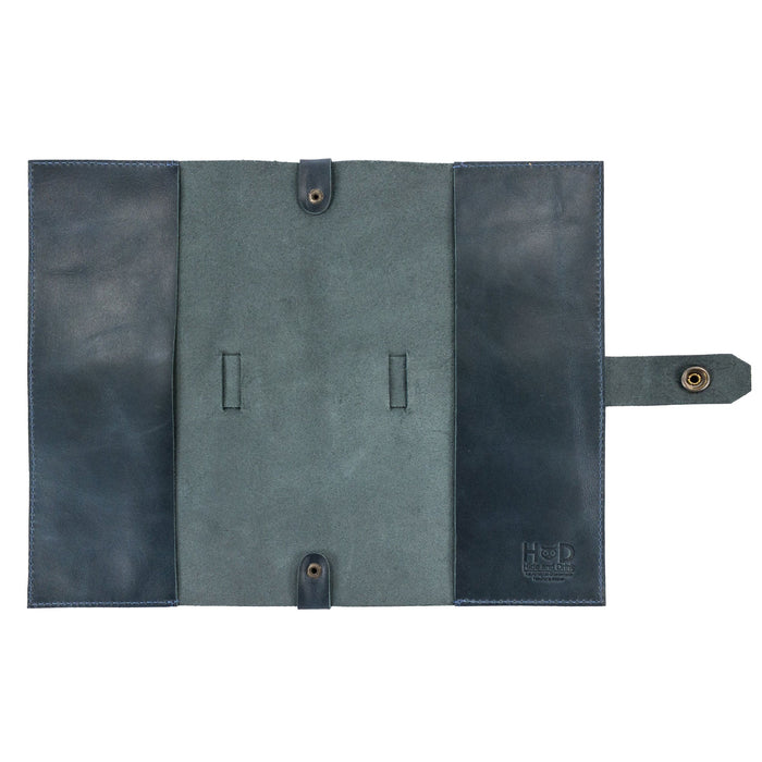 Hide & Drink's Riveted Field Note Cover for Moleskine (5 x 8.25 in.) Notebook NOT Included displayed with accessories, emphasizing its elegant style. Designed in full grain leather, this piece is handcrafted in La Antigua Guatemala & Oaxaca, Mexico.