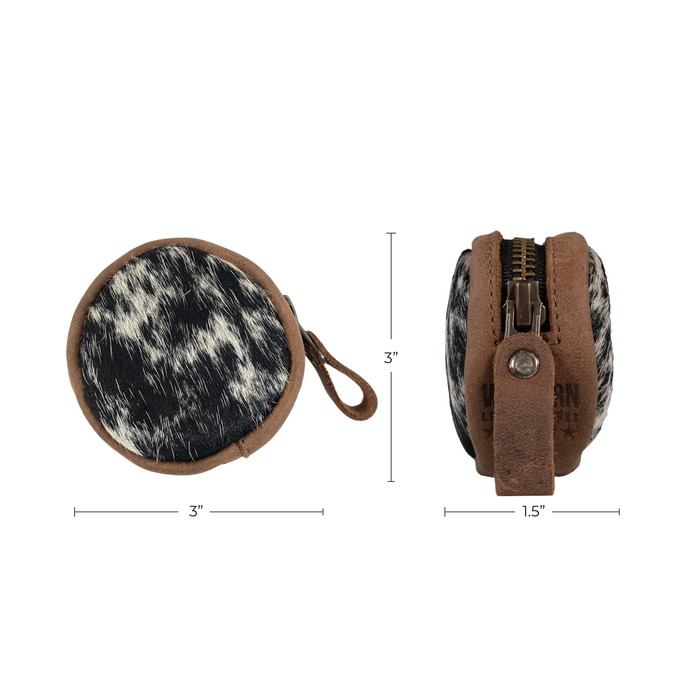 Dimensions of the Rounded Coin Case by Western Leather Works are displayed alongside the pouch, showing its compact size. This handmade organizer pouch is perfect for travel, offering functionality and style wherever you go. Crafted in La Antigua Guatemala, each case features artisan quality and fire branded touch.