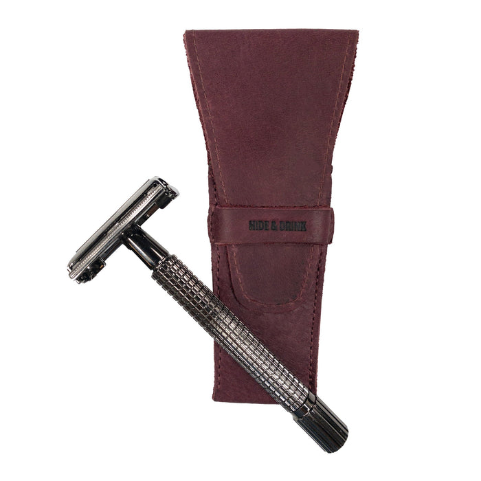 The elegant Safety Razor Case by Hide & Drink, featuring a razor for demonstration purposes. This artisan-crafted case is made from Full Grain Leather, highlighting the unique qualities of handcrafted goods from La Antigua Guatemala and Oaxaca Mexico.