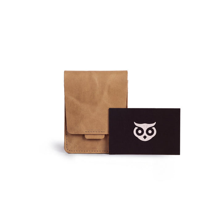 Hide & Drink Slim Card Holder detailing craftsmanship, showcasing its elegant design for card and cash organization. This artisan full grain leather wallet emphasizes the quality and heritage of handmade production in La Antigua Guatemala.