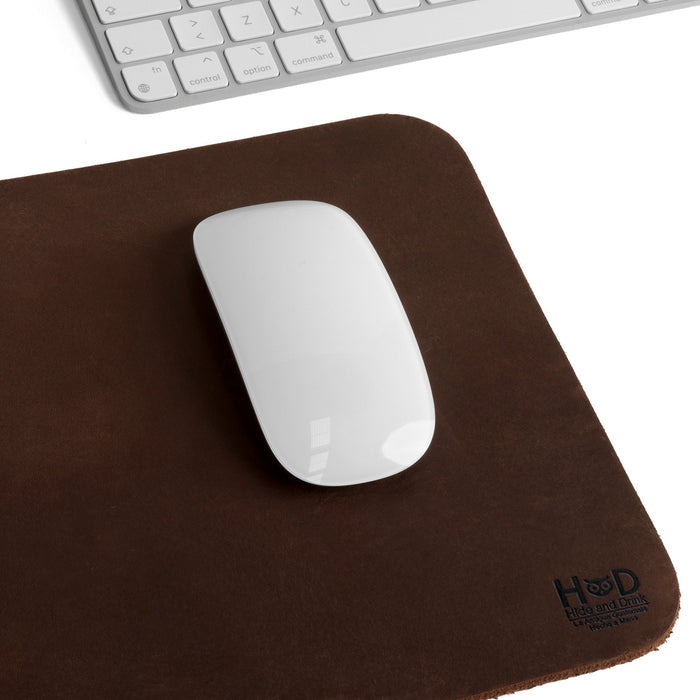 Hide & Drink Mousepad in a rich brown color with a sleek design, ideal for use with Apple Magic Mouse & PC. This artisan-crafted mousepad offers an anti-slip leather surface for better grip while working, made in La Antigua Guatemala & Oaxaca Mexico.