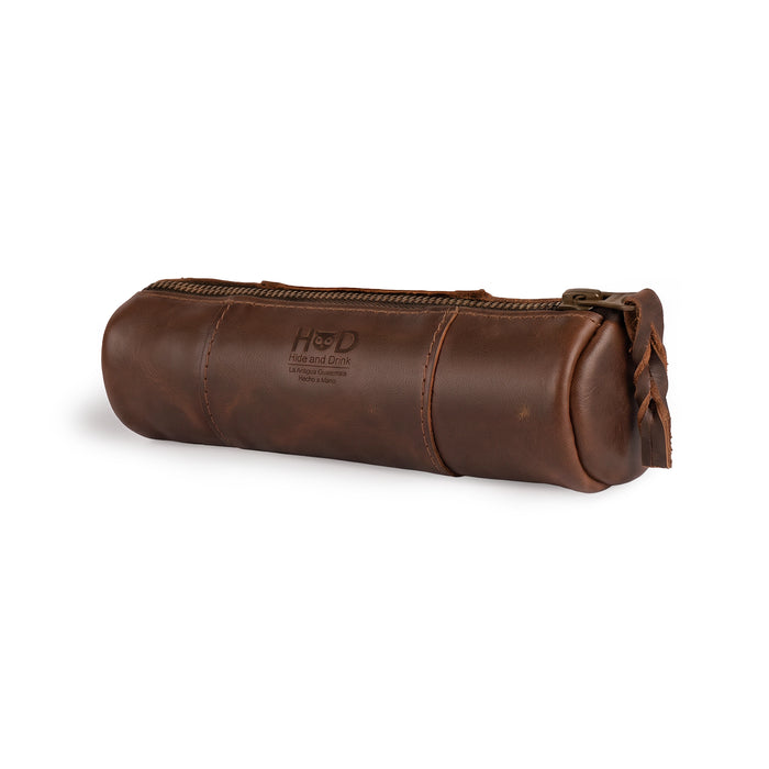 Utility Cylinder Case by Hide & Drink made from Full Grain Leather, featuring a rustic design perfect for organizing keys or personal items. This handmade bag is crafted in small batches in La Antigua Guatemala, ideal for office supplies and cables. Cylinder Case, Classic Bag, Handmade, Rustic.