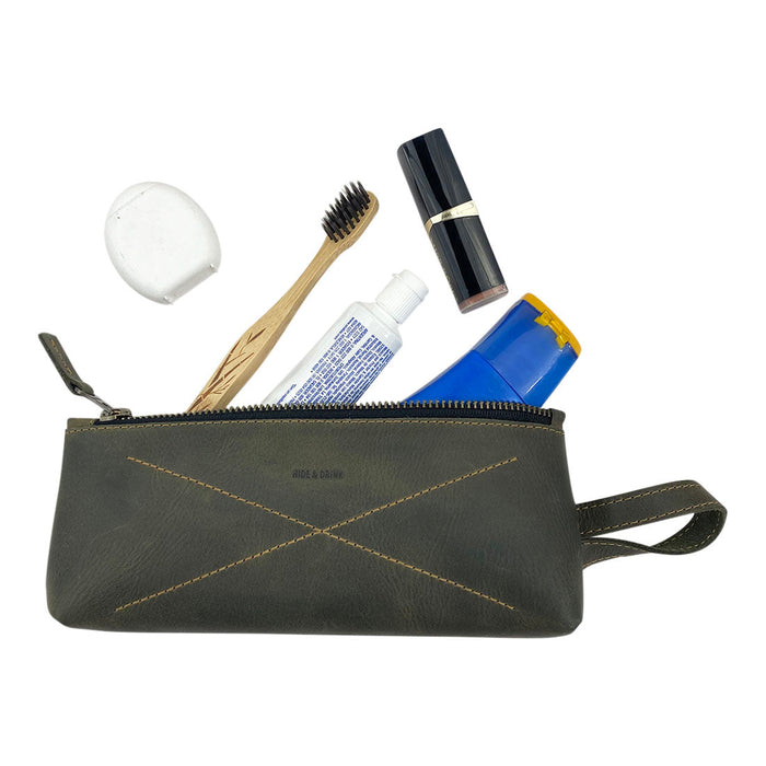 Hide & Drink's X Stitched Case, ideal for keeping your writing instruments organized, emphasizes hand stitching and durable materials. A true travel essential, made with love by artisans in La Antigua Guatemala and Oaxaca, Mexico.