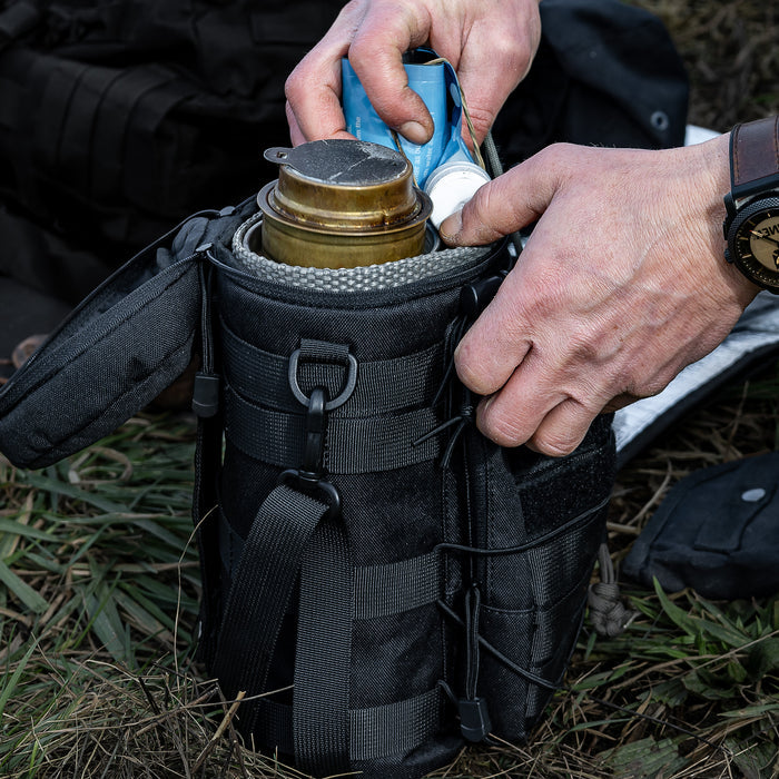 Die Zubehörtasche steht auf einer Wiese und wird bepackt.